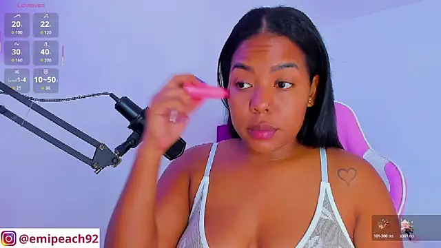 Snapshot of samanthaabloom chatting on 11/06/25, 01:17 samanthaabloom online show from 11/06/25, 01:17