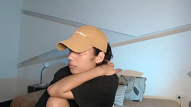 Snapshot of hot_little_bunny chatting on 10/05/25, 09:02 hot little bunny online show from 10/05/25, 09:02