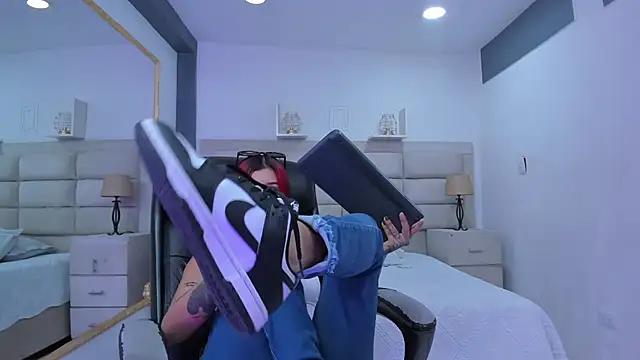 CinthiaCollins online show from 11/18/25, 08:24