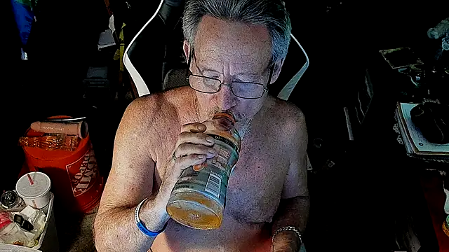 Snapshot of Daddysthick chatting on 11/10/25, 06:56 Daddysthick online show from 11/10/25, 06:56