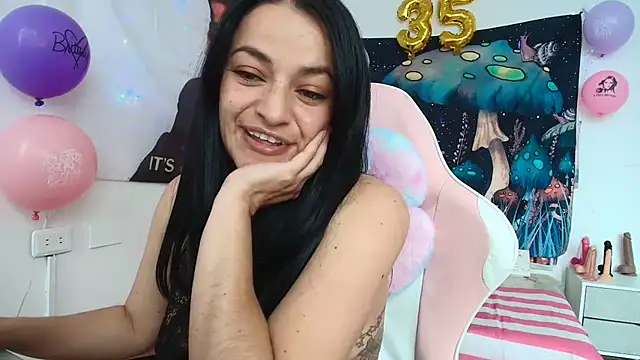 LovelyAzucena online show from 05/05/26, 02:36