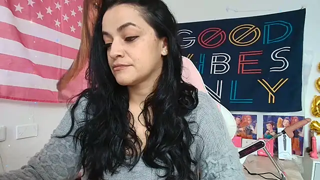 LovelyAzucena online show from 06/05/26, 03:18