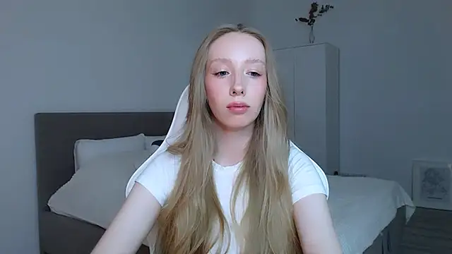 Snapshot of Luna_insniity chatting on 10/24/25, 08:38 Luna insniity online show from 10/24/25, 08:38