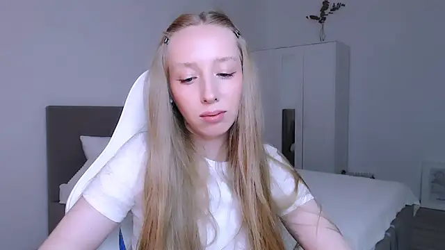 Snapshot of Luna_insniity chatting on 11/14/25, 08:18 Luna insniity online show from 11/14/25, 08:18