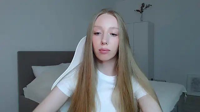 Snapshot of Luna_insniity chatting on 12/13/25, 10:04 Luna insniity online show from 12/13/25, 10:04