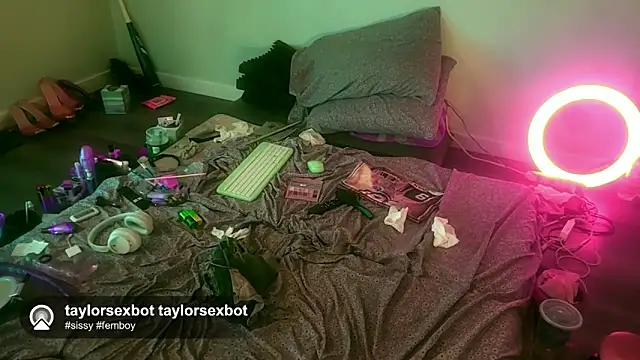 Snapshot of Taylorsexbot chatting on 05/15/26, 06:42 Taylorsexbot online show from 05/15/26, 06:42