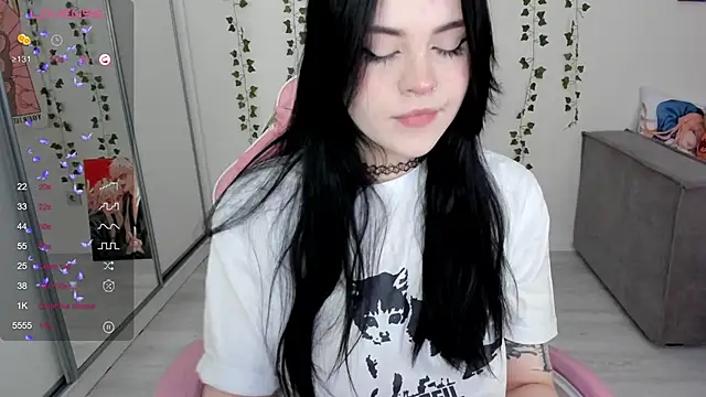 Snapshot of SelenaCute chatting on 02/07/25, 04:37 SelenaCute online show from 02/07/25, 04:37