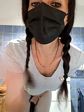 Snapshot of Silvia_Zeno chatting on 10/13/25, 05:46 Silvia Zeno online show from 10/13/25, 05:46