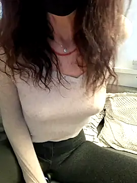 Snapshot of Silvia_Zeno chatting on 10/18/25, 05:32 Silvia Zeno online show from 10/18/25, 05:32