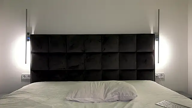 Snapshot of NotElis chatting on 09/13/25, 03:12 NotElis online show from 09/13/25, 03:12