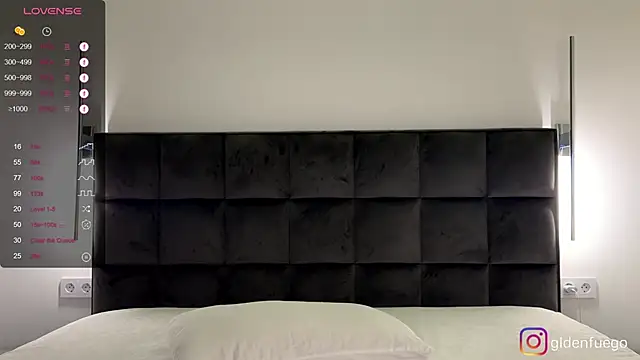 Snapshot of NotElis chatting on 10/19/25, 02:07 NotElis online show from 10/19/25, 02:07