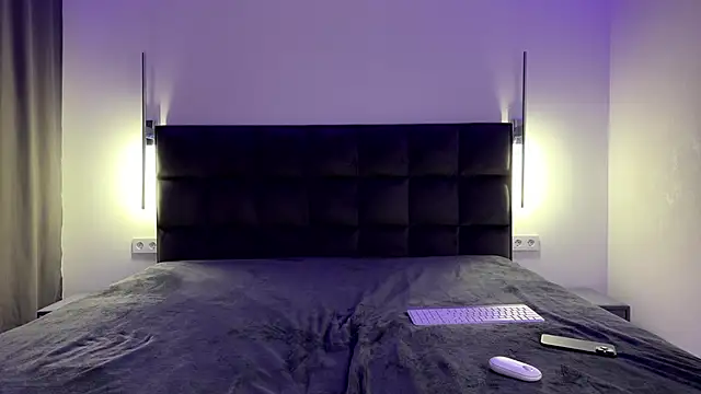 Snapshot of NotElis chatting on 11/10/25, 04:17 NotElis online show from 11/10/25, 04:17