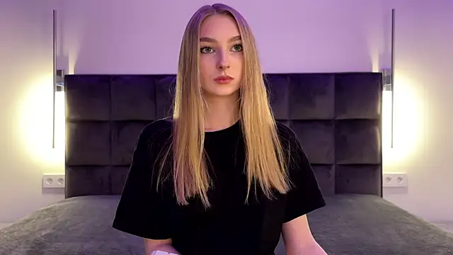 Snapshot of NotElis chatting on 11/23/25, 05:13 NotElis online show from 11/23/25, 05:13