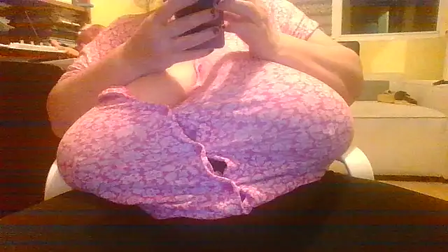 Snapshot of Nataliesbestjuggs chatting on 10/19/25, 08:42 Nataliesbestjuggs online show from 10/19/25, 08:42