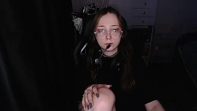 Snapshot of AmeliaKamishiro chatting on 12/18/25, 04:24 AmeliaKamishiro online show from 12/18/25, 04:24