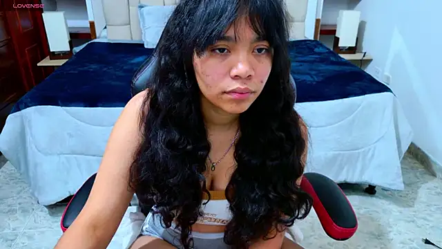 laureentt  online show from 10/18/25, 07:36