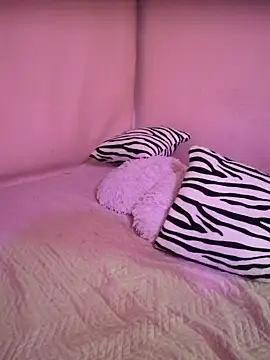 Snapshot of Felicia_smok3 chatting on 12/27/24, 01:00 Felicia smok3 online show from 12/27/24, 01:00