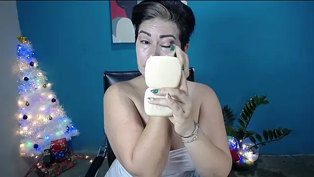 Snapshot of Sunny_rayz_ chatting on 12/18/25, 10:10 Sunny rayz online show from 12/18/25, 10:10