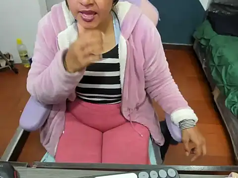 Snapshot of daleska_ayala_1 chatting on 09/24/25, 08:45 daleska ayala 1 online show from 09/24/25, 08:45