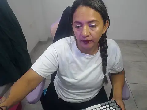 Snapshot of daleska_ayala_1 chatting on 11/28/25, 09:28 daleska ayala 1 online show from 11/28/25, 09:28