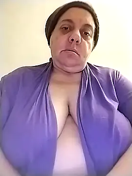 Snapshot of BustyBabyOfficial chatting on 10/18/25, 11:38 BustyBabyOfficial online show from 10/18/25, 11:38