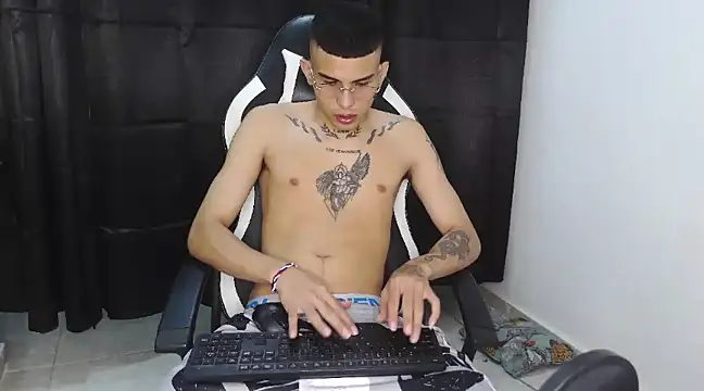 hot king20 online show from 03/08/25, 04:23