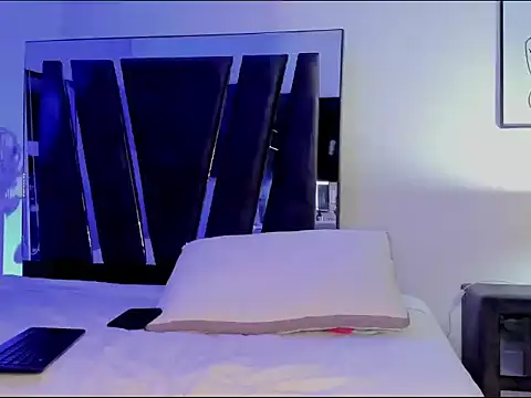 Snapshot of HollyEvanz chatting on 09/27/25, 01:21 HollyEvanz online show from 09/27/25, 01:21