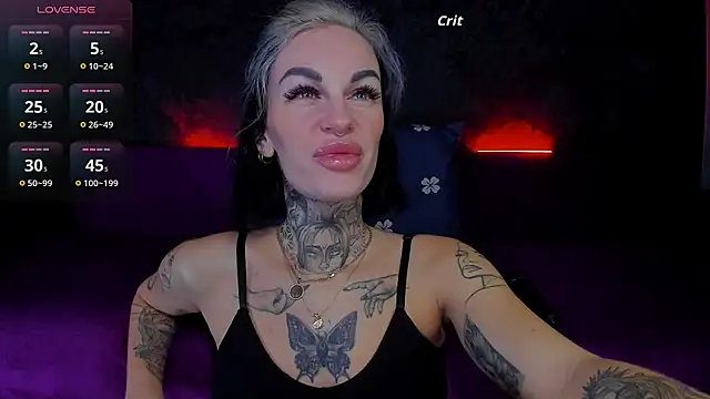 Snapshot of angel_devil_forever chatting on 11/25/25, 10:21 angel devil forever online show from 11/25/25, 10:21