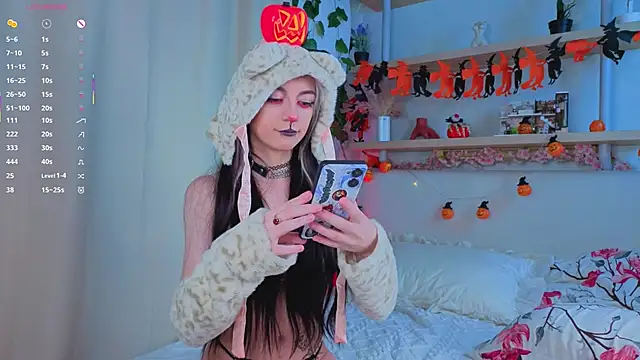 Snapshot of TristaRoht chatting on 10/31/25, 03:02 TristaRoht online show from 10/31/25, 03:02