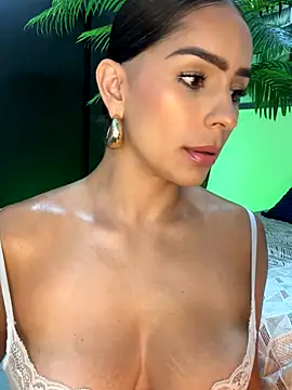 Snapshot of Mau_White chatting on 11/18/25, 10:14 Mau White online show from 11/18/25, 10:14