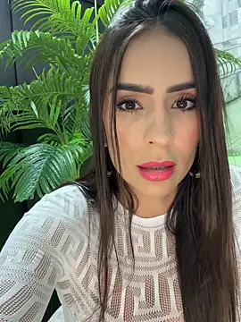 Snapshot of Mau_White chatting on 12/17/25, 10:49 Mau White online show from 12/17/25, 10:49