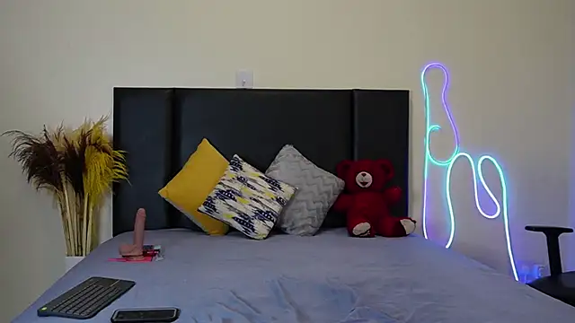 Snapshot of RosesRRed chatting on 12/15/24, 01:02 RosesRRed online show from 12/15/24, 01:02