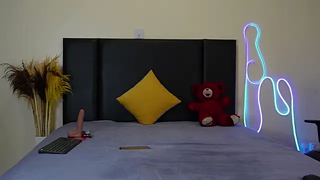 Snapshot of RosesRRed chatting on 12/15/24, 04:07 RosesRRed online show from 12/15/24, 04:07