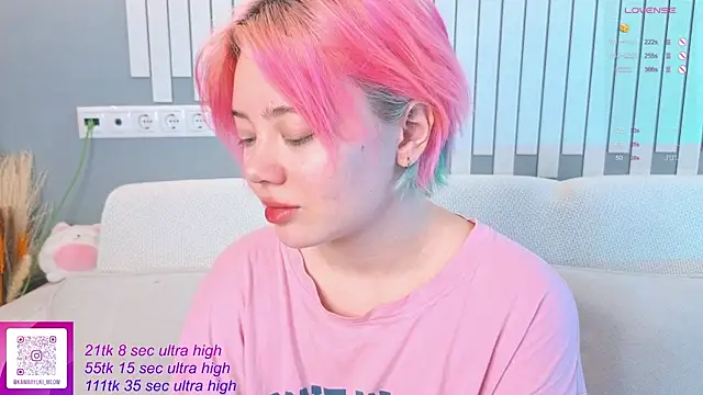 Snapshot of __KawaiiYuki__ chatting on 10/13/25, 06:57 KawaiiYuki online show from 10/13/25, 06:57