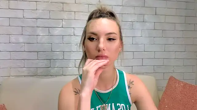 Snapshot of MiaMinx chatting on 02/07/25, 04:37 MiaMinx online show from 02/07/25, 04:37