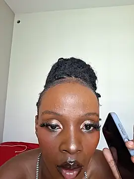 Snapshot of Kamdollie chatting on 12/15/25, 06:17 Kamdollie online show from 12/15/25, 06:17