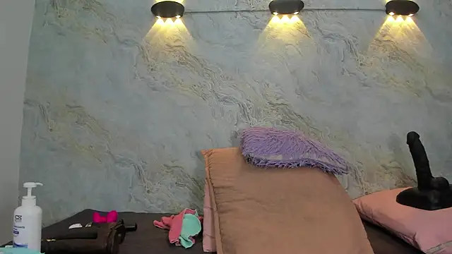 jones maddy  online show from 12/23/24, 11:57