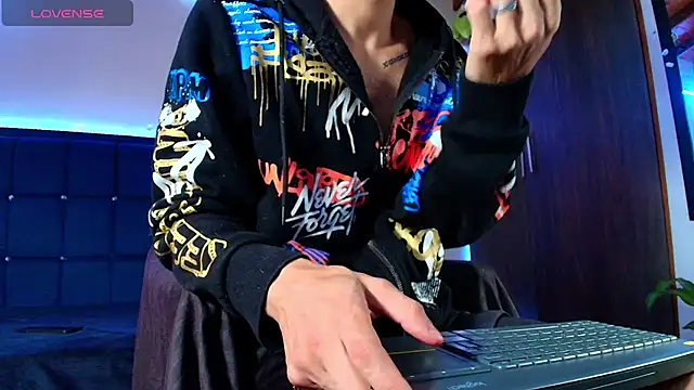 Snapshot of kuzzcoo chatting on 09/29/25, 01:05 kuzzcoo online show from 09/29/25, 01:05