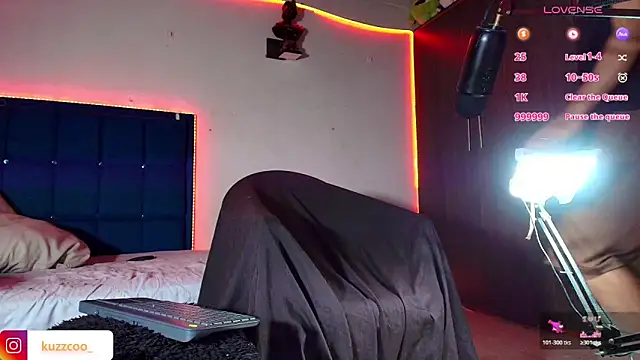 Snapshot of kuzzcoo chatting on 10/24/25, 11:23 kuzzcoo online show from 10/24/25, 11:23