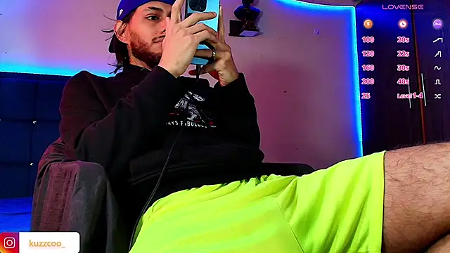 Snapshot of kuzzcoo chatting on 11/21/25, 02:49 kuzzcoo online show from 11/21/25, 02:49