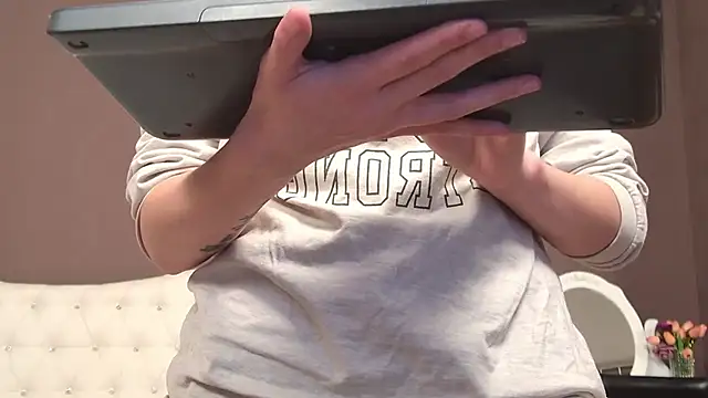 Snapshot of KylieLipa chatting on 02/25/25, 07:25 KylieLipa online show from 02/25/25, 07:25