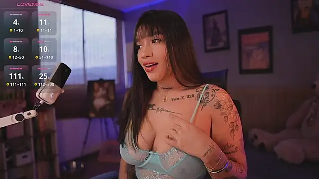 HannahW  online show from 11/15/25, 09:43