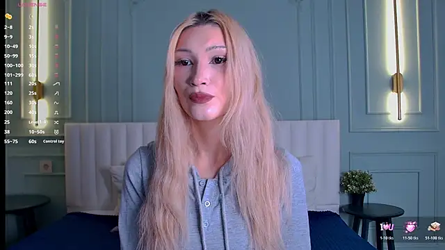 Snapshot of CarolReeves chatting on 11/11/25, 06:24 CarolReeves online show from 11/11/25, 06:24