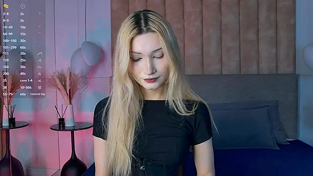 Snapshot of CarolReeves chatting on 11/18/25, 06:18 CarolReeves online show from 11/18/25, 06:18