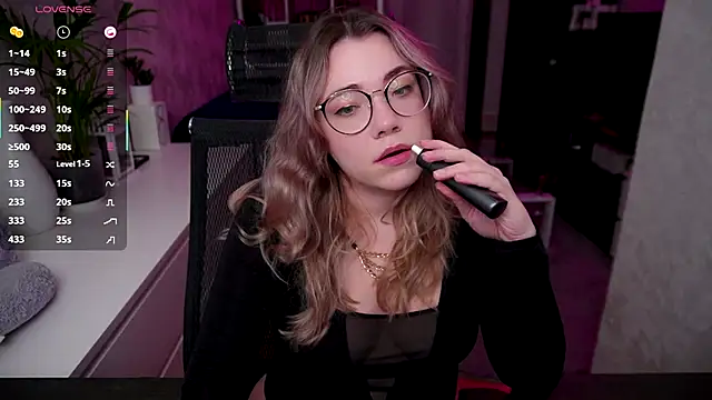 Snapshot of RemyCute chatting on 10/20/25, 07:03 RemyCute online show from 10/20/25, 07:03