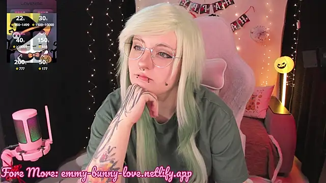 EmmyBunny online show from 10/31/25, 10:38