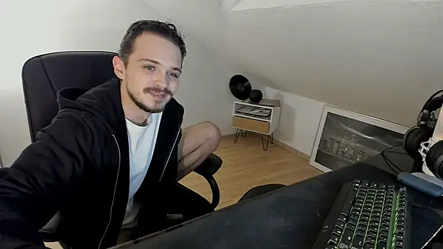 Snapshot of naked_psy chatting on 10/22/25, 11:15 naked psy online show from 10/22/25, 11:15