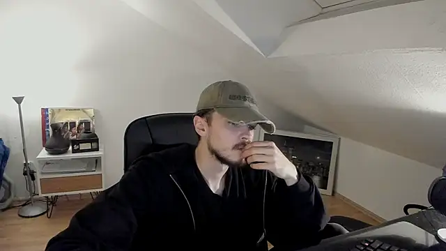 Snapshot of naked_psy chatting on 10/29/25, 02:03 naked psy online show from 10/29/25, 02:03