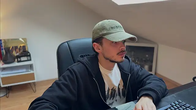 Snapshot of naked_psy chatting on 11/04/25, 01:21 naked psy online show from 11/04/25, 01:21