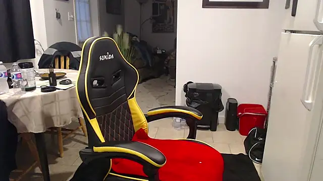 Snapshot of Trey100379100379 chatting on 10/07/25, 10:18 Trey100379100379 online show from 10/07/25, 10:18